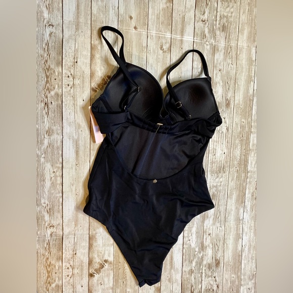 🆕 VICTORIA'S SECRET SWIM
Sexy Tee Push-Up One-Piece Swimsuit - Picture 5 of 10